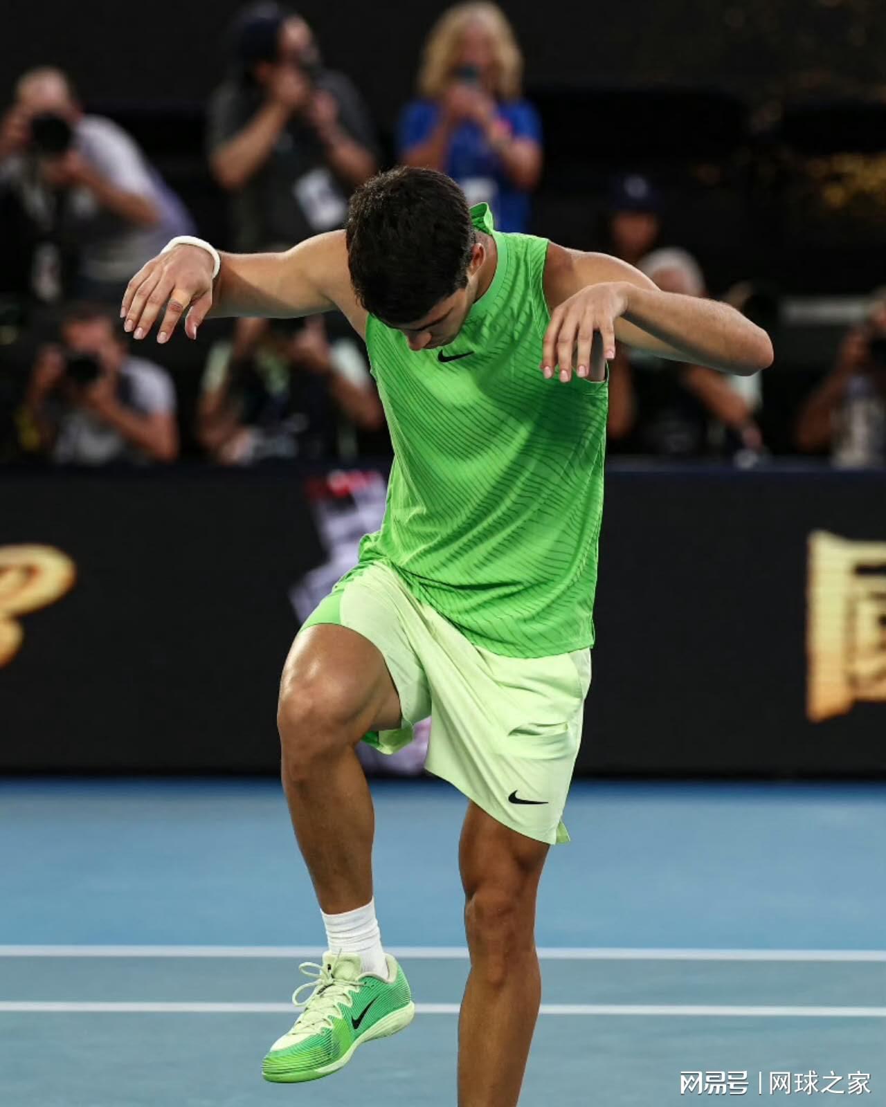 开云官网-有人正年轻，也有人从未老去！德约阿卡是网球之幸！